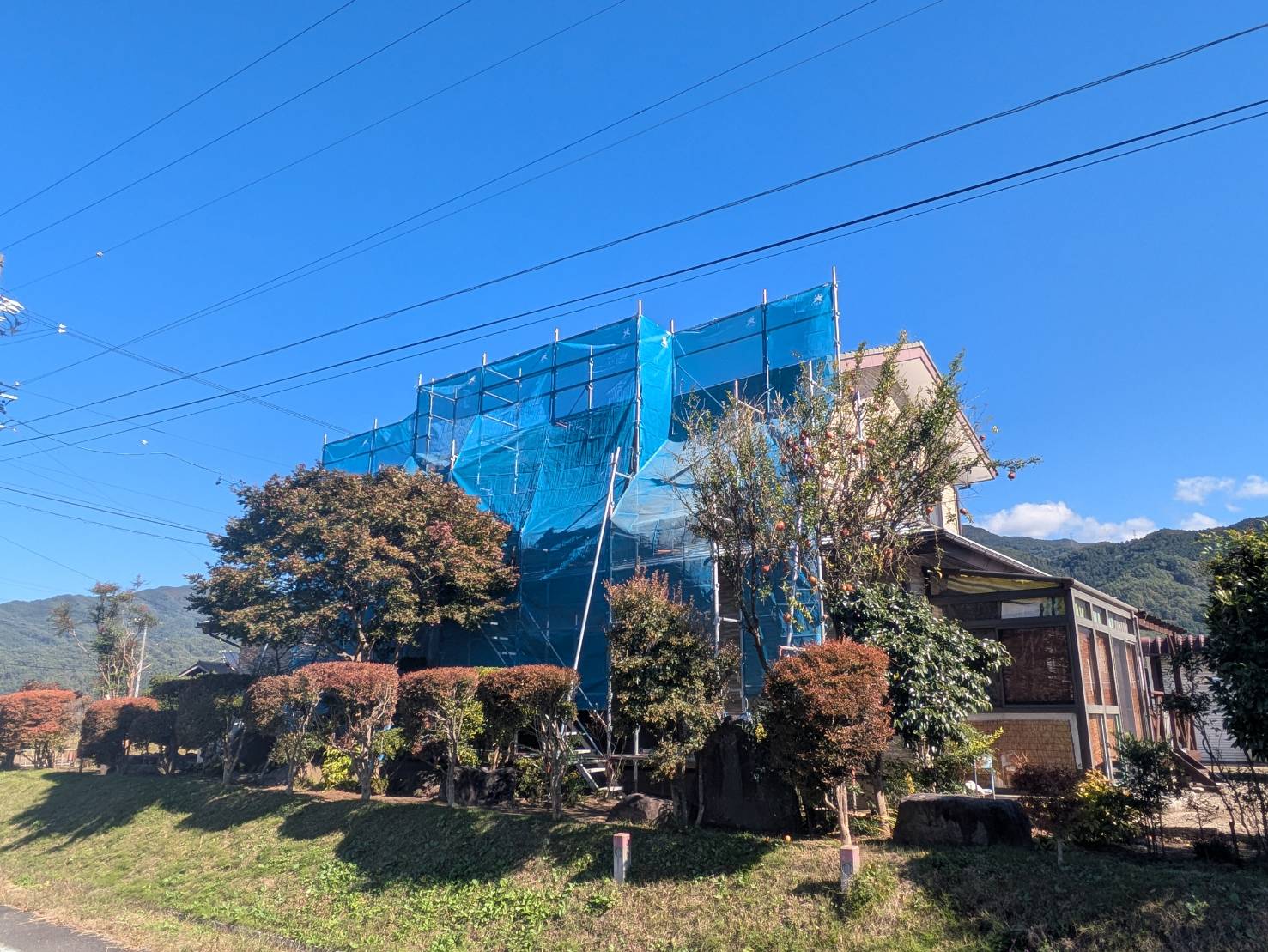 足場架設と飛散防止ネットで安心の作業環境づくり